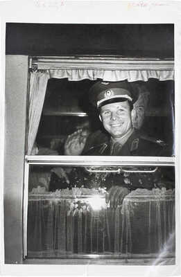 Фотография летчика-космонавта Юрия Алексеевича Гагарина. [Берлин?]: Фот. В. Воронин, [1963?].